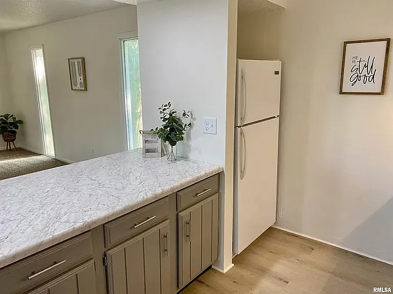 432 Amherst Dr — Photo 11