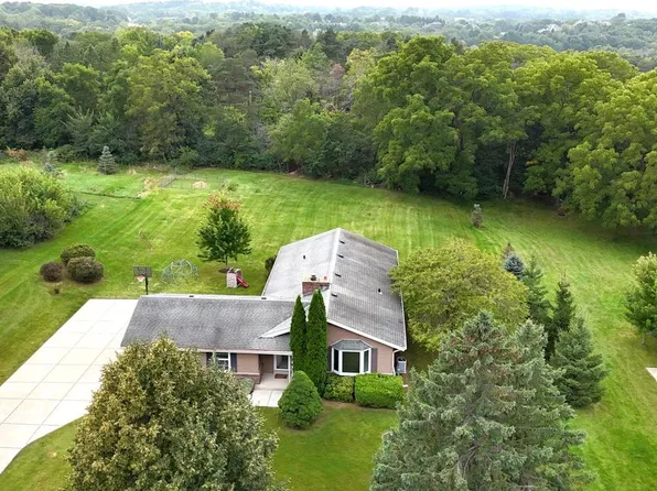 W247S7405 Scotland DRIVE, Waukesha, WI 53189