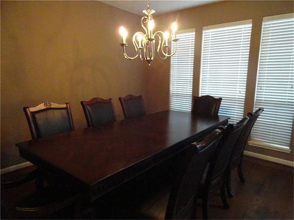 LARGE FORMAL DINING ADJOINING KITCHEN OVERLOOKS FRONT GARDENS.