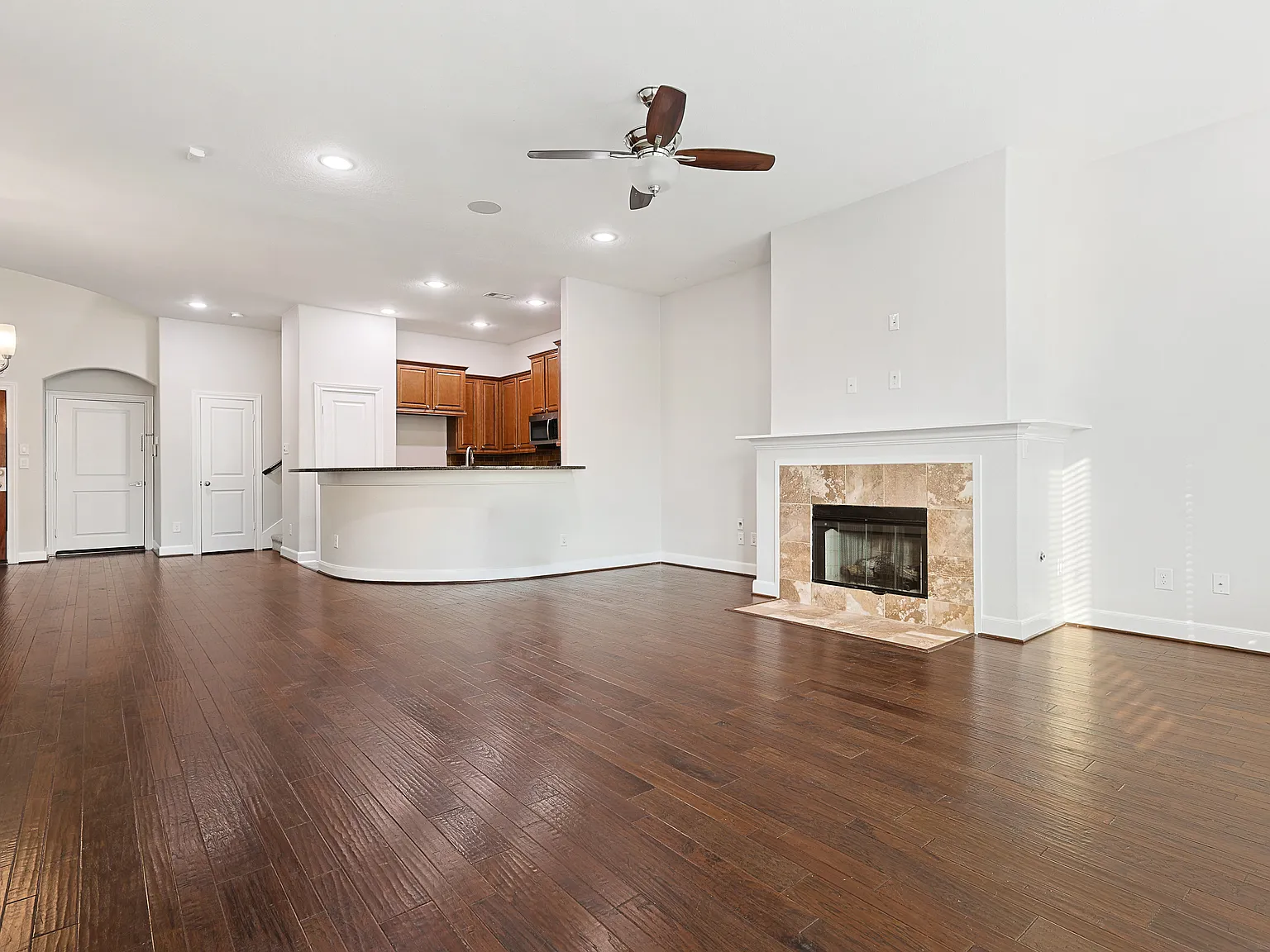 3 bed, 2133 sqft, $2,350 — Photo 3