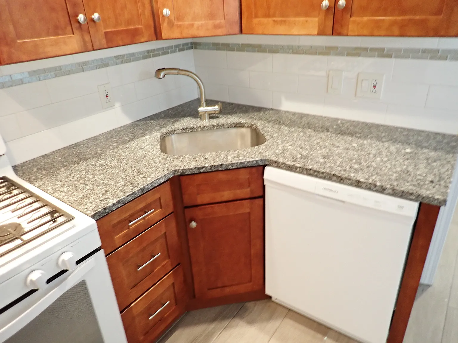 3 bed, 1.5 bath, 1250 sqft, $3,200 — Photo 2