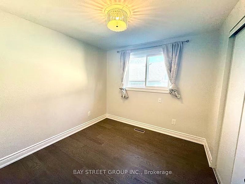 Ajax House for rent - 5 Bedrooms — photo 8
