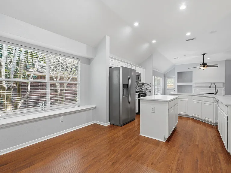 18 Mulberry Glen Pl — Photo 25