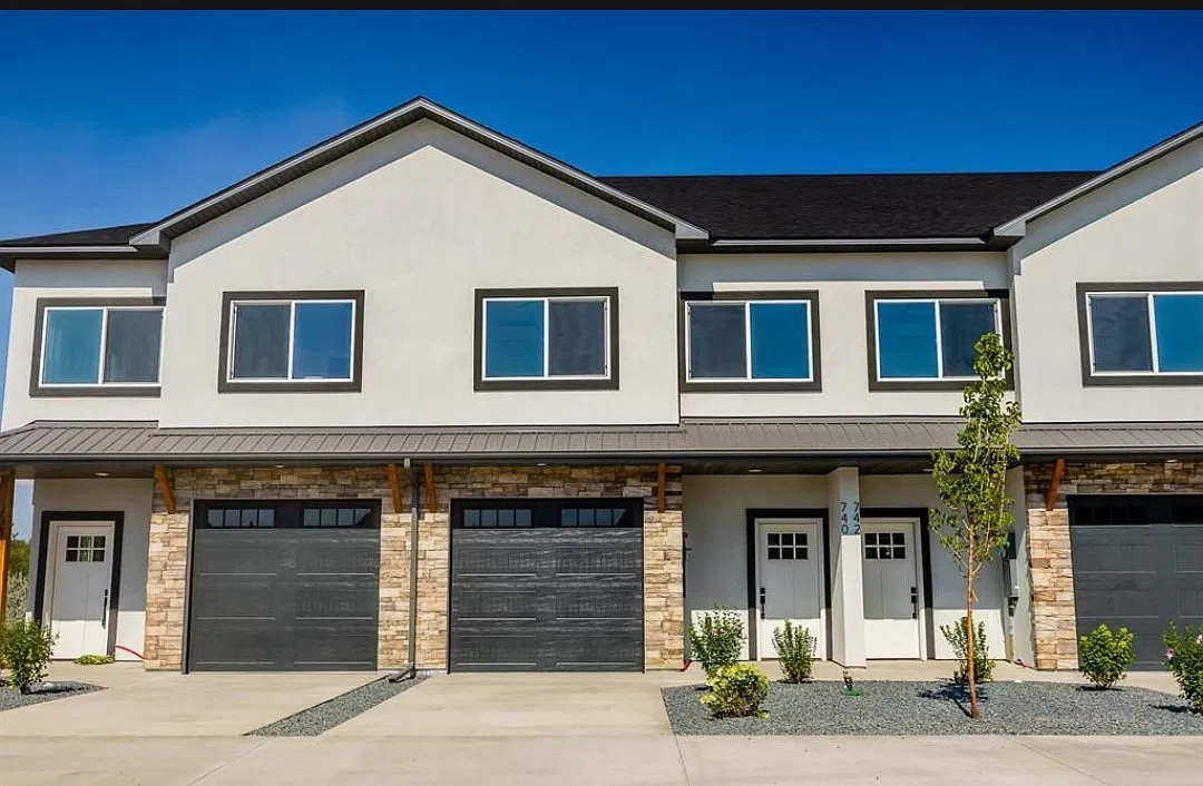 3 bed, 1392 sqft, $2,400 — Photo 1