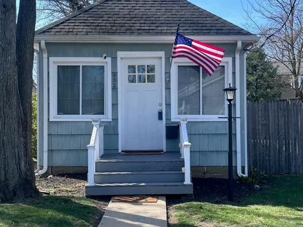 402 Maple Dr, Belford, NJ 07718