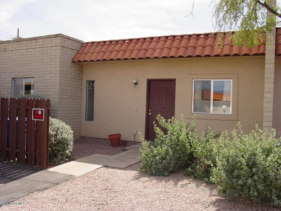964 S Pantano Rd