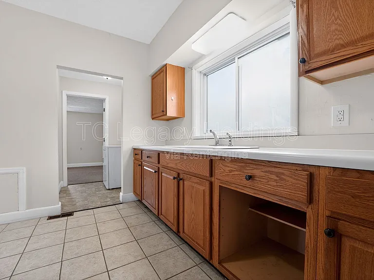 388 Broaddus Ave #B — Photo 6