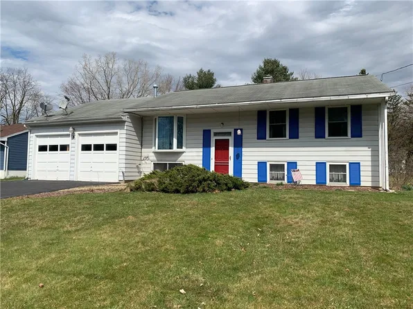 8 Oak Hill Ter, Penfield, NY 14526