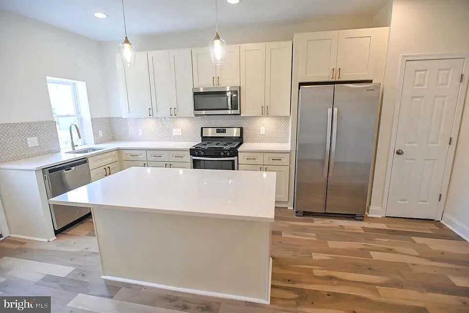 4 bed, 3.5 bath, 2664 sqft, $2,975 — Photo 3