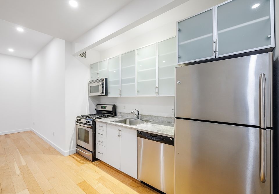 1st image of 37 Wall St APT 10q