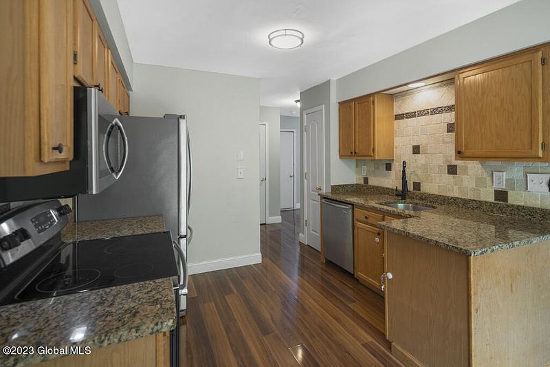 4th image of 75 Woodside Drive