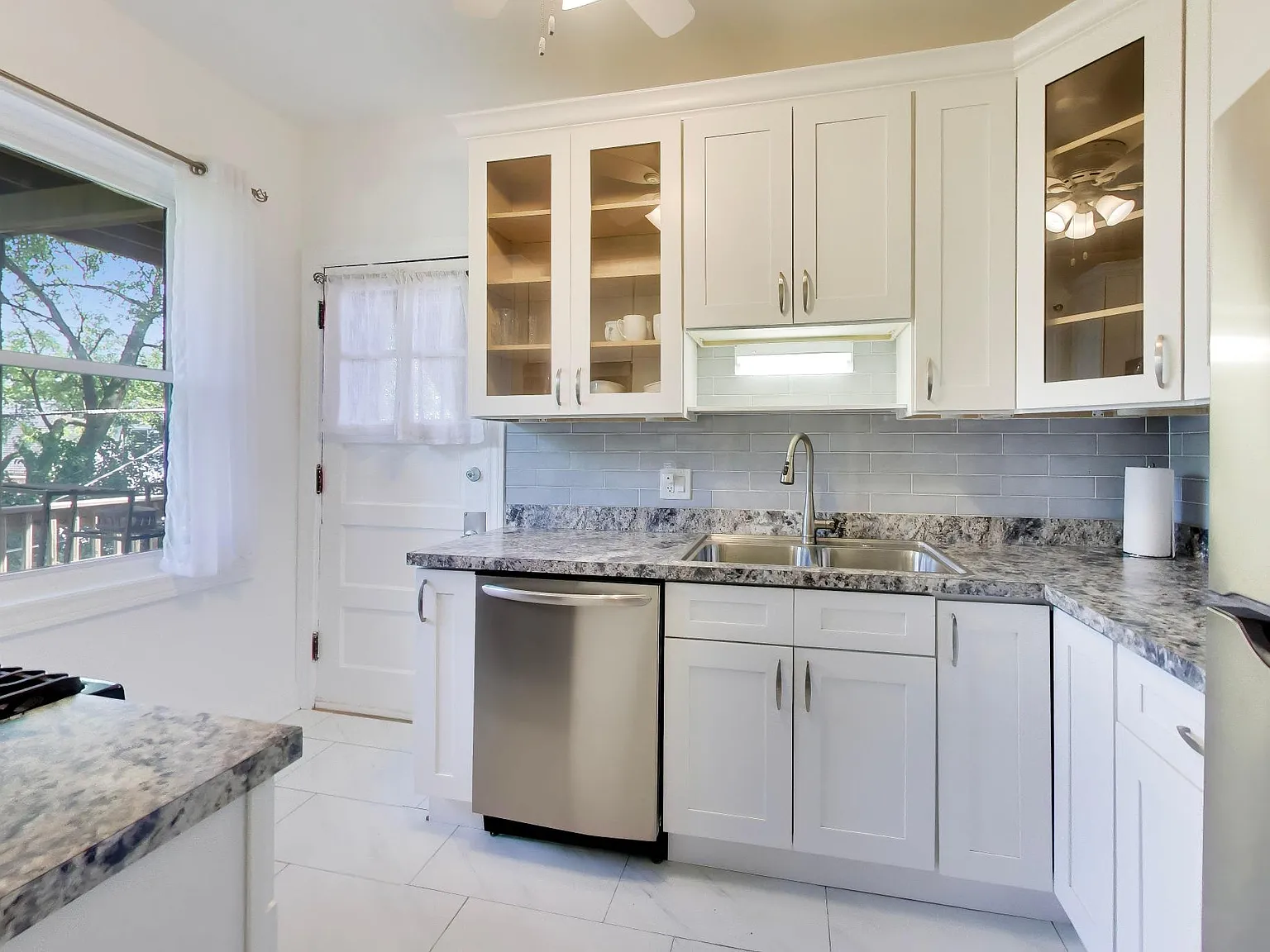 2 bed, $2,400 — Photo 4