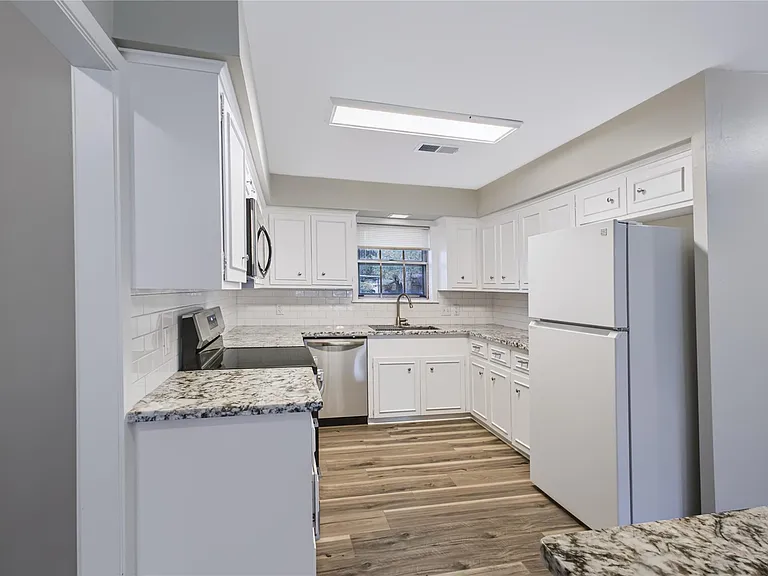 2405 Powell St — Photo 6