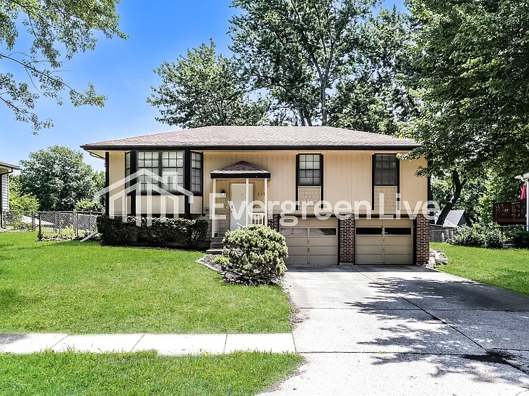 219 SE Bordner Dr — Photo 1