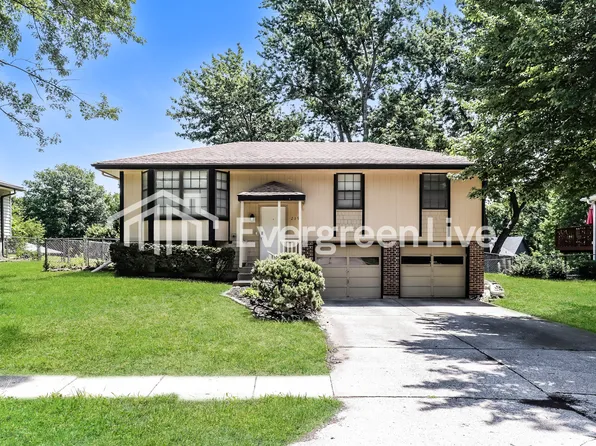 219 SE Bordner Dr, Lees Summit, MO 64063