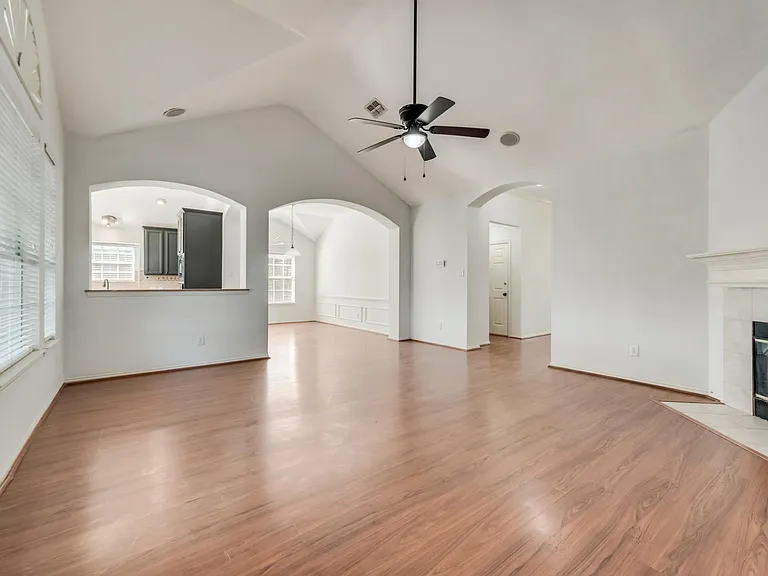 10911 Robincreek Ln — Photo 4