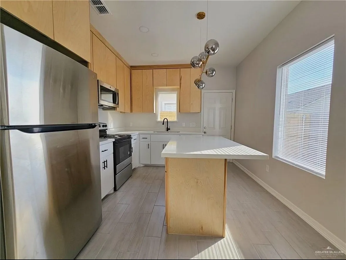 3 bed, 1050 sqft, $1,200 — Photo 4