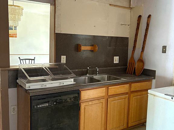 5th image of 17178 Munich St