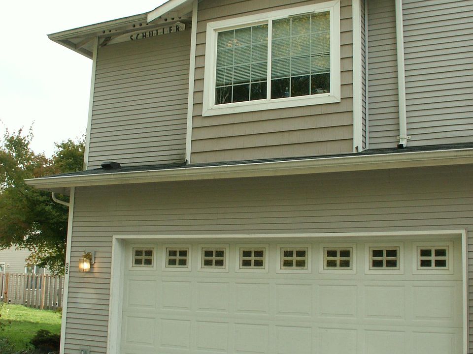 Front Unit A side, it now has a nice Fence for privacy.