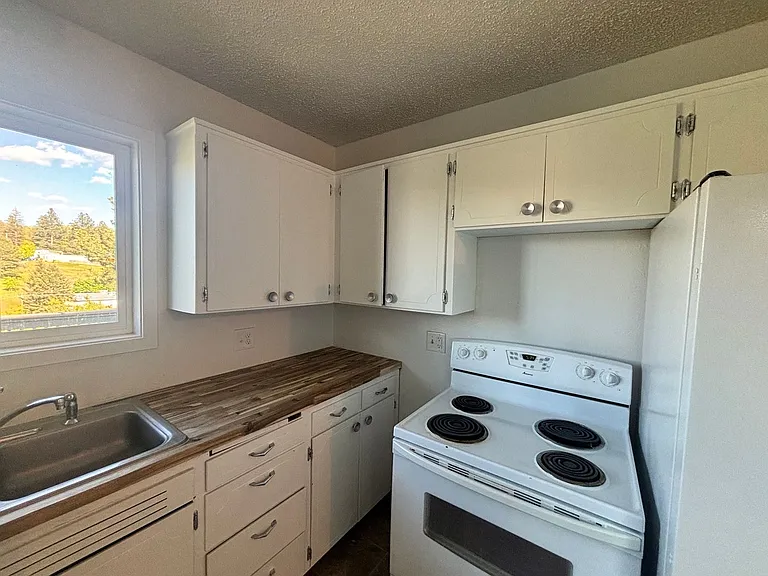 815 SW State St — Photo 15