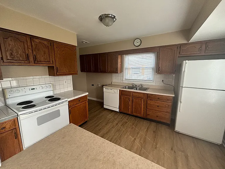 1807 Ashmoor Ln — Photo 8
