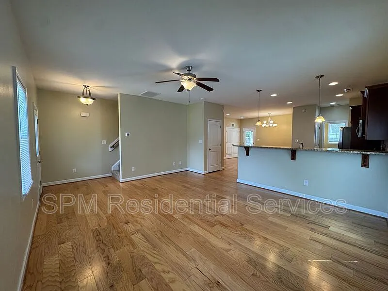 4 bed, 2.5 bath, 2020 sqft, $2,250 — Photo 2