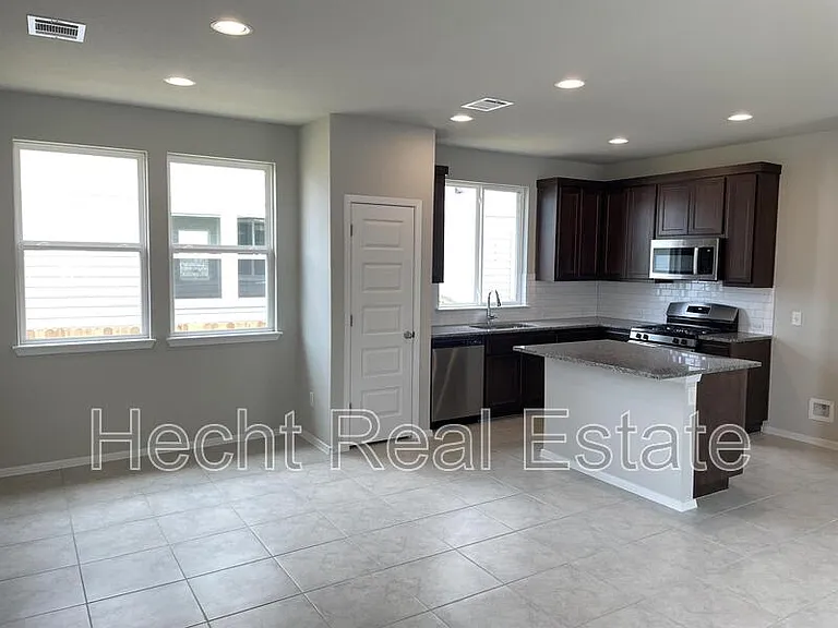 196 Fabion St — Photo 9