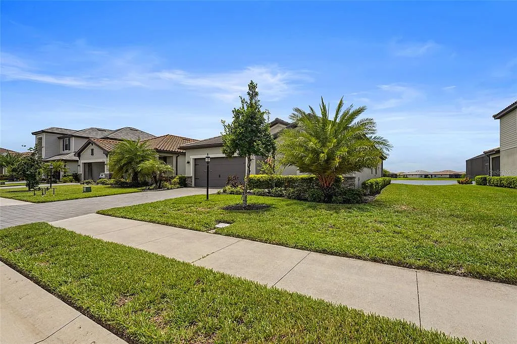 4 bed, 3.0 bath, 2016 sqft, $5,000 — Photo 3
