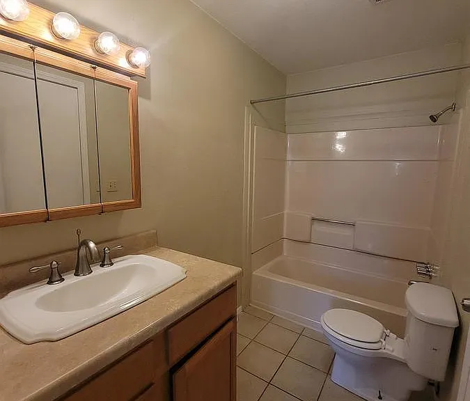 3837 NE Colonial Dr — Photo 9