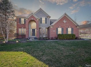 1910 Amsbury Ln, Lake Orion, MI 48360