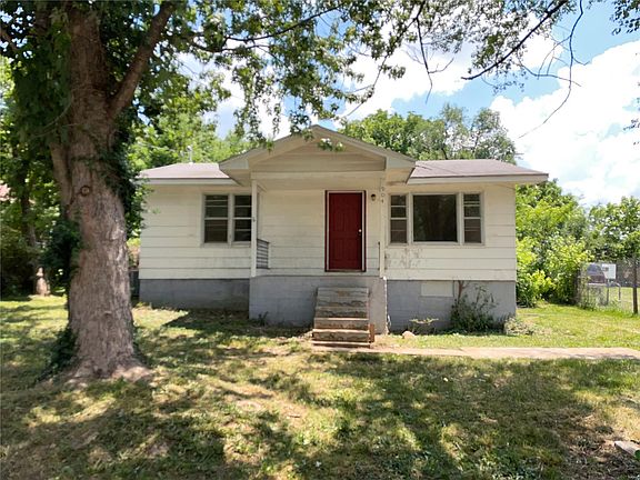 2nd image of 904 S Hickory St