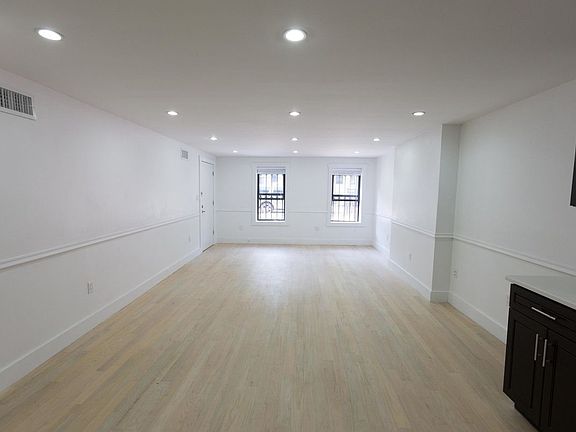 4th image of 410 Chauncey St #1