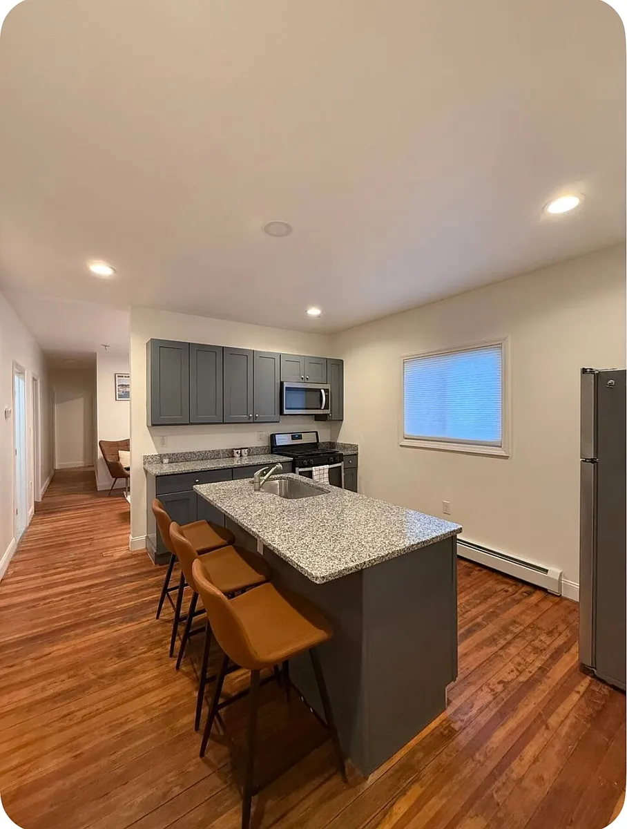 Building Photo - 498 Academy Ave #3