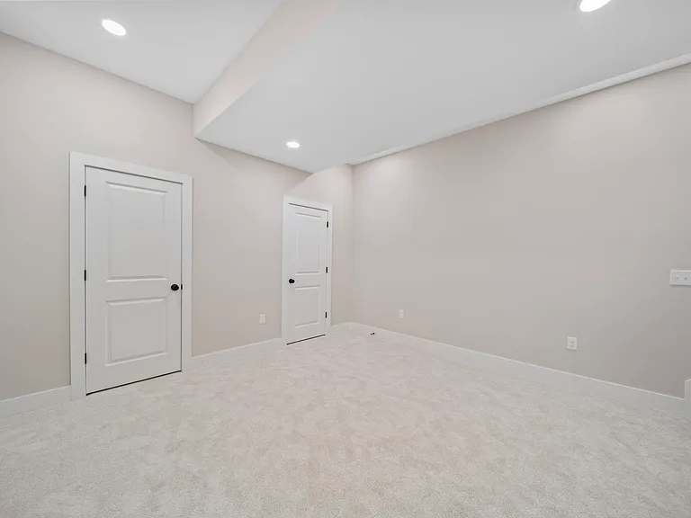 2589 Dayton Ave — Photo 53