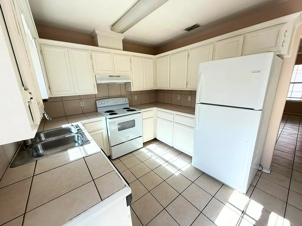 3 bed, 2.0 bath, 1092 sqft, $1,050 — Photo 3