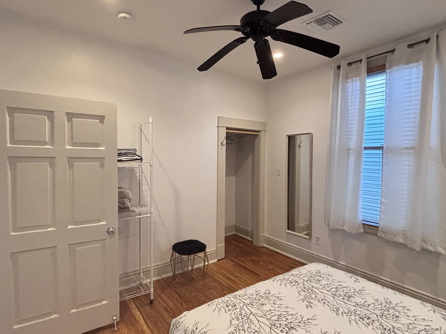 2 bed, 1000 sqft, $2,200 — Photo 3