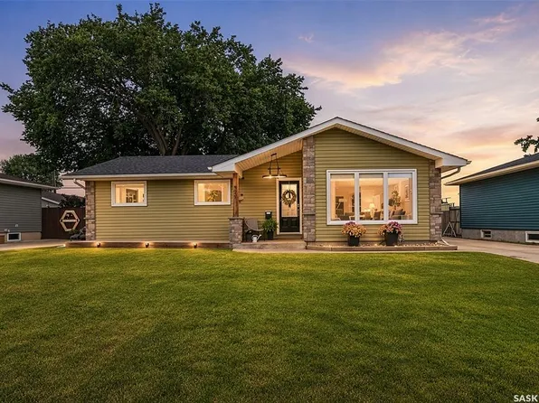 922 JAMES STREET, Moose Jaw, SK S6H 3H6