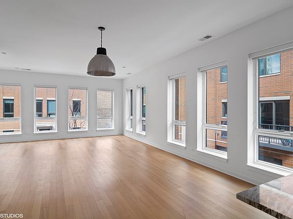 2nd image of 1634 S Prairie Ave Unit 1