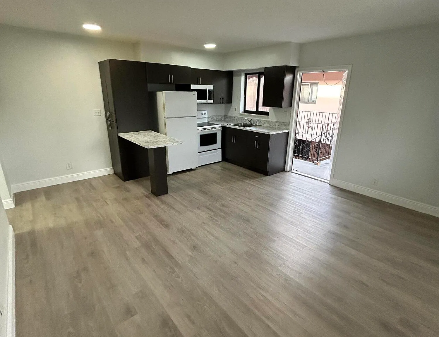 1 bed, 1.0 bath, 10576 sqft, $1,582 — Photo 3
