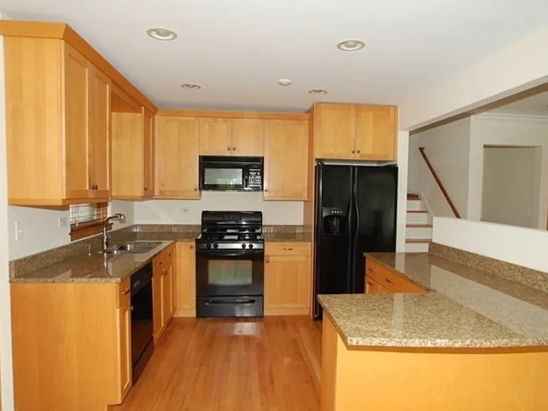 2185 Lee St — Photo 2
