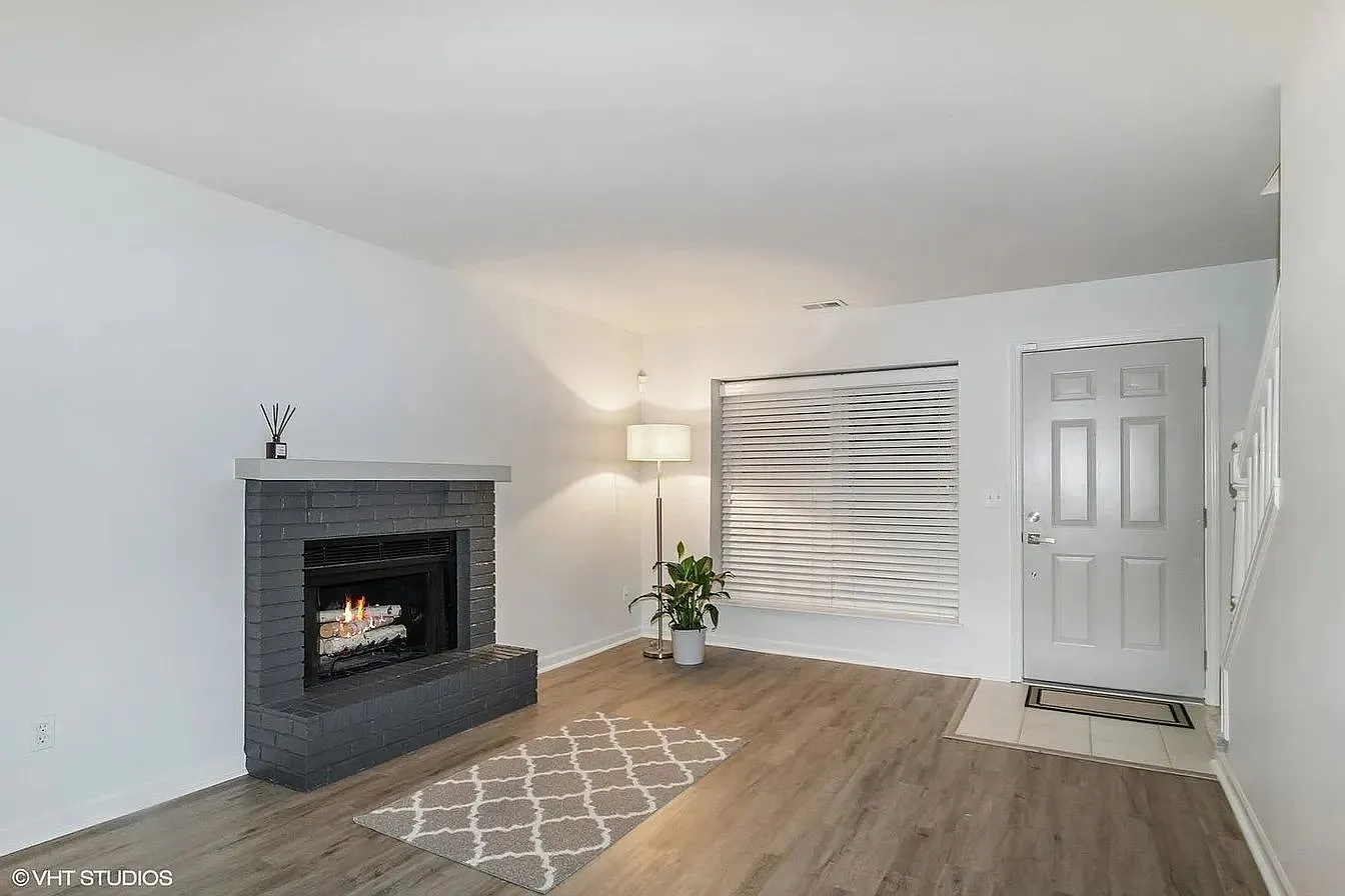 2 bed, 1.5 bath, 1024 sqft, $2,200 — Photo 1