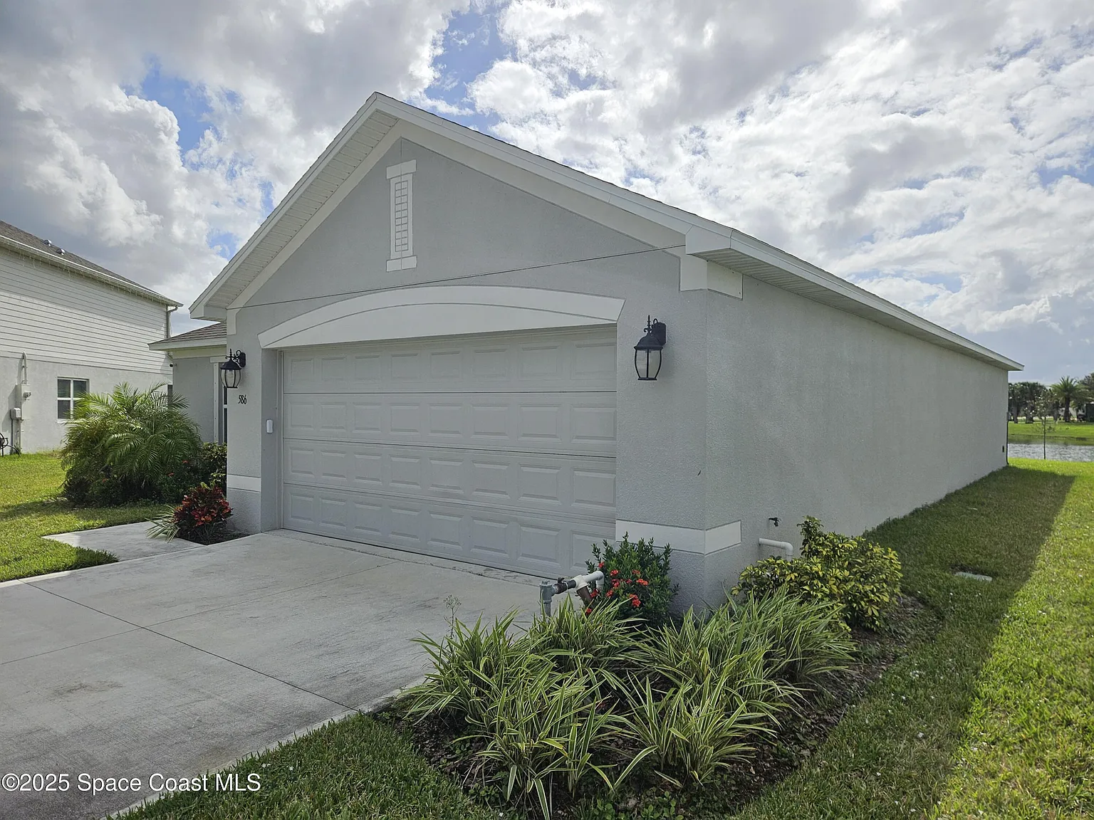 3 bed, 2.0 bath, 1660 sqft, $2,300 — Photo 2