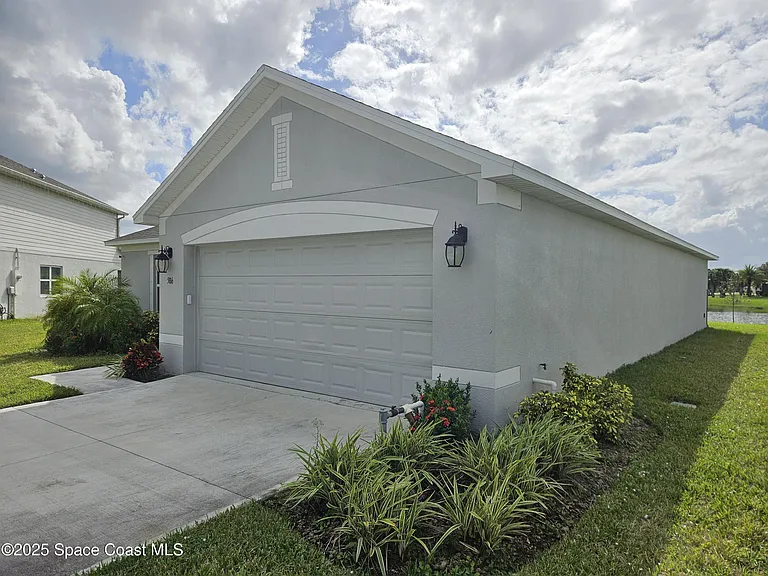 586 Cooper Ct SW — Photo 2