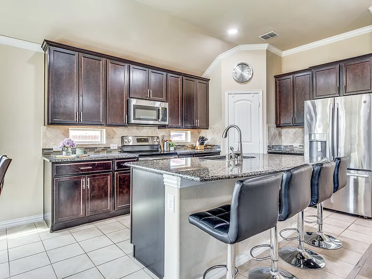 307 Eden Dr — Photo 3