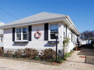 120 Parkside Dr, Point Lookout, NY 11569