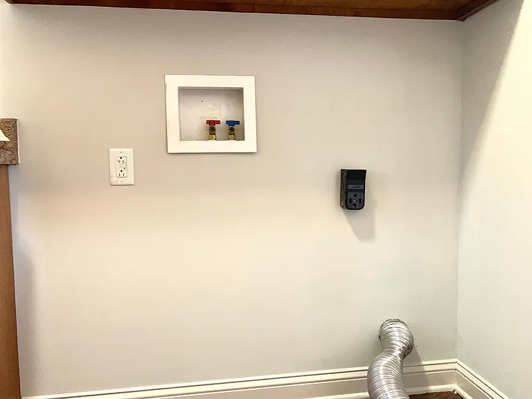 1533 Edgewater Ln — Photo 16
