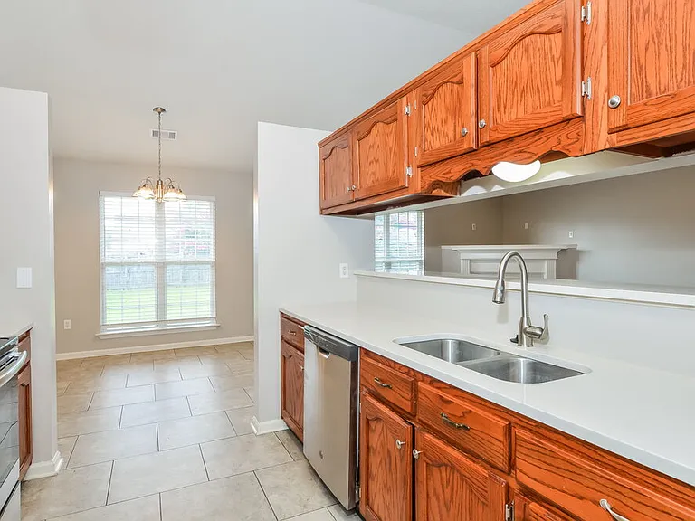 1720 Cherry Creek Dr — Photo 9