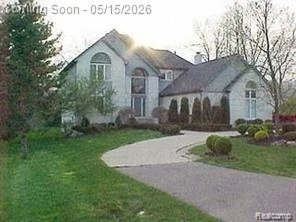 2337 Horseshoe Dr, West Bloomfield, MI 48322