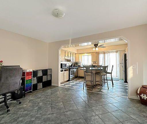 5th image of 18 King James Ct