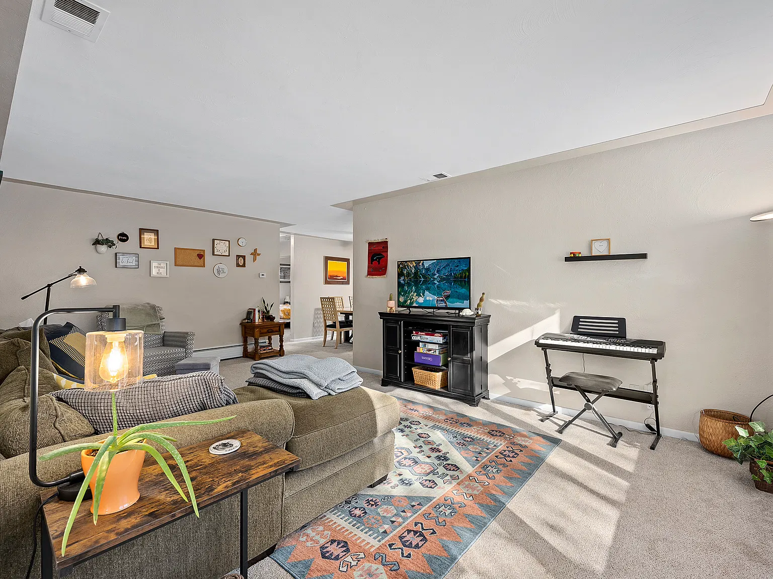 5 bed, 2200 sqft, $3,750 — Photo 4